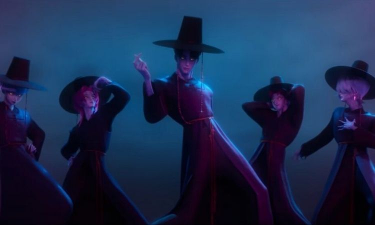Cinco avatares masculinos de K-Pop em 3D, do filme "Guerreiras do K-Pop" da Netflix, dançam com chapéus tradicionais e vestes escuras. A iluminação em tons de azul e roxo cria uma atmosfera misteriosa e dramática.