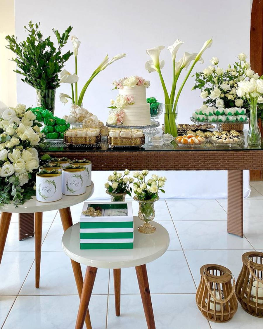 Decoração feita com copos de leite e itens verdes.