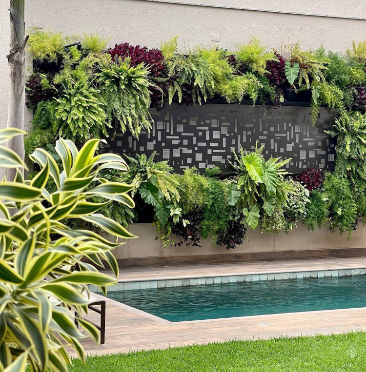 Mural preto com plantas.