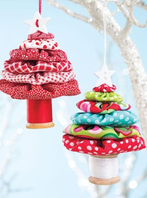 Foto de enfeites em formato de árvore e Natal feitos de fuxico