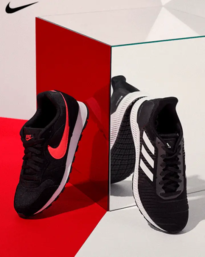 Tênis esportivo preto e branco da Nike