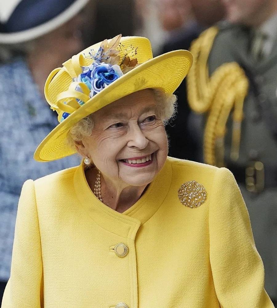 monarca britânica usando blazer amarelo com chapéu combinando em 2022