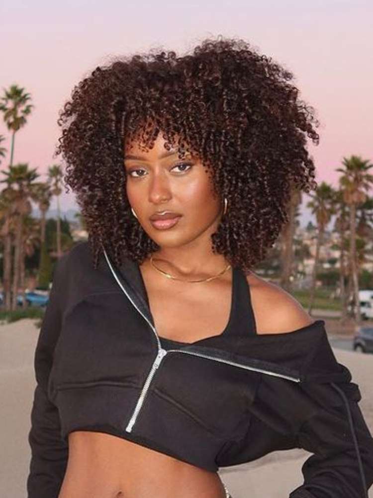 Mulher exibe corte de cabelo 2024