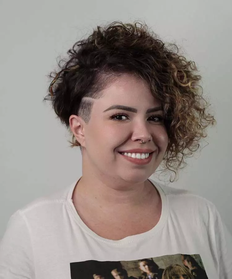 Corte undercut mulher cabelo cacheado castanho com loiro nas pontas