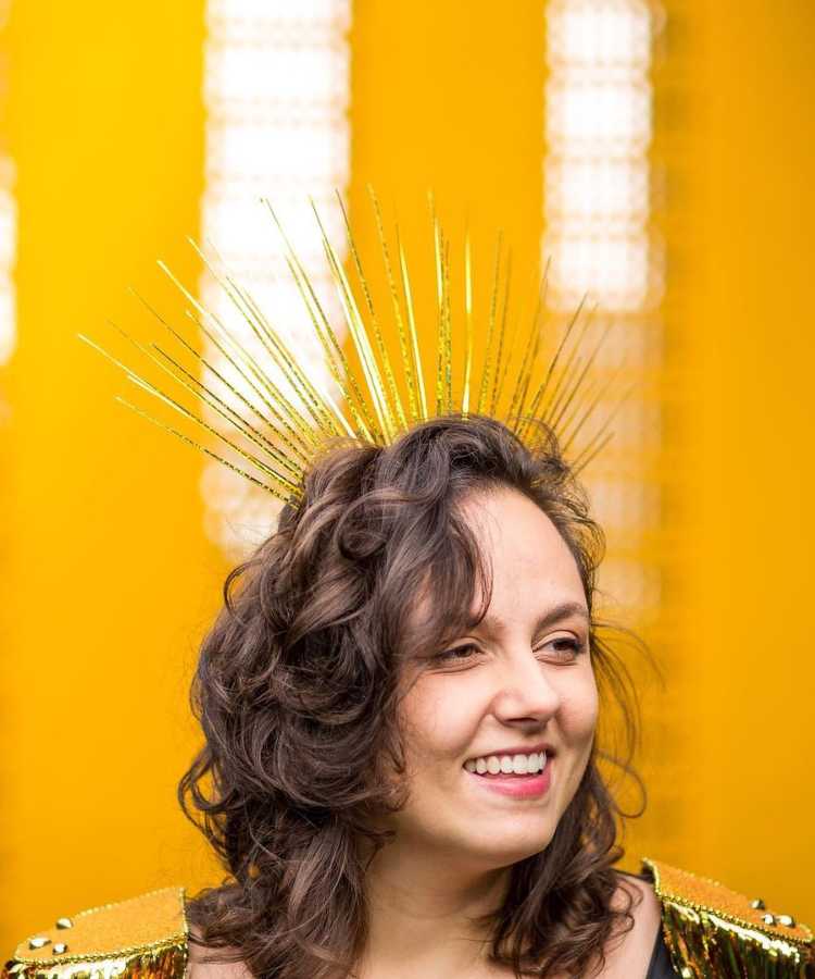 Mulher com tiara de sol para o Carnaval.