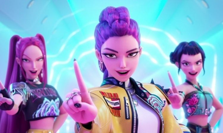 Três avatares 3D do filme "Guerreiras do K-Pop" da Netflix posam em um cenário futurista. A personagem central, com cabelo roxo preso, aponta para frente, enquanto as outras duas, com cabelo rosa e preto, exibem expressões de ação.