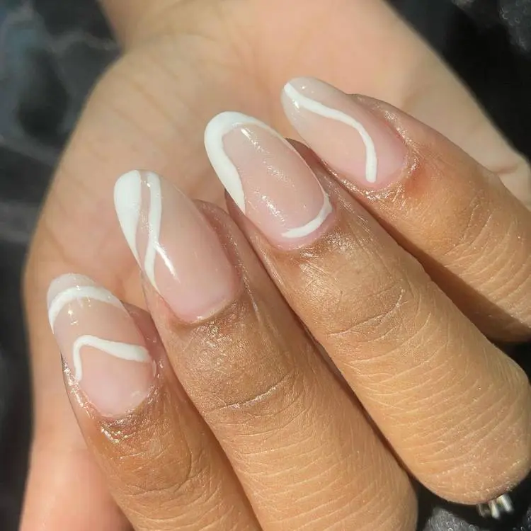 unhas redondas transparentes com linhas brancas