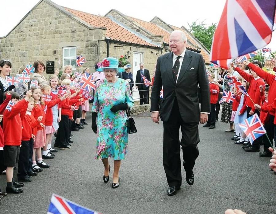 monarca da Inglaterra em 2010 usando vestido florido