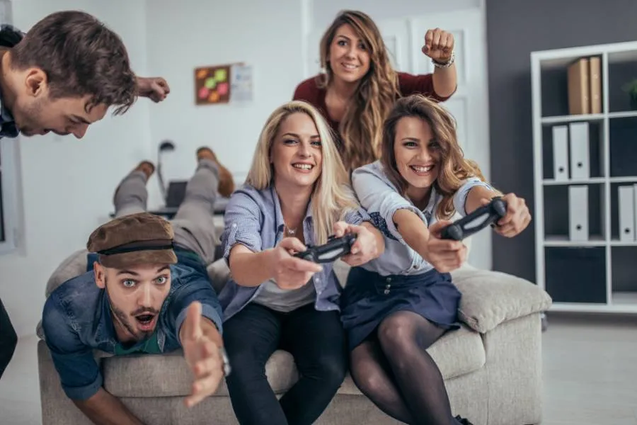 Funcionários jogando videogame.