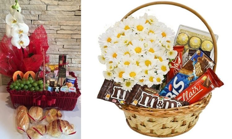 Montagem de duas cestas com flores (orquídea e margarida), com doces e frutas