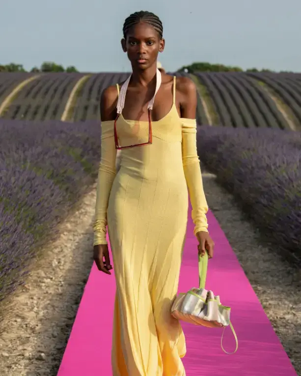 Vestido longo confortável amarelo com alça fina de tricô 