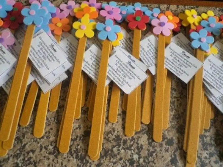 Lixa de unha com flor de EVA e cartão.