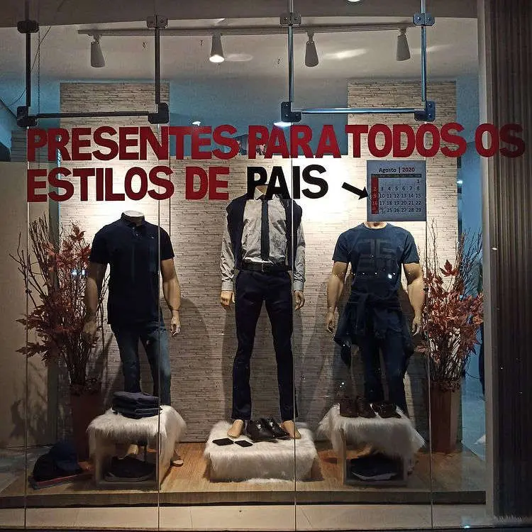frase em vermelho na vitrine
