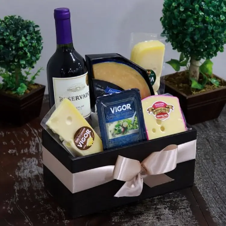foto de caixa de Natal com queijos e vinho