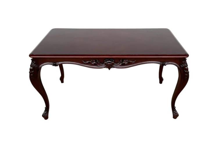 Mesa de centro com pés Luís XV, detalhes em dourado e estilo clássico.