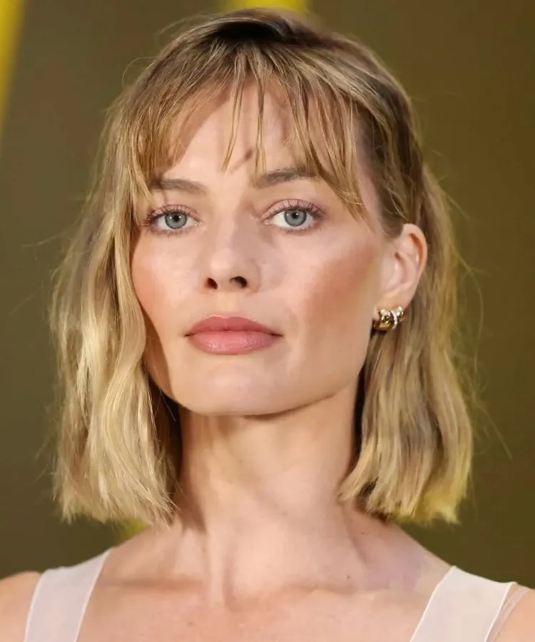 Blunt cut de Margot Robbie, um dos cortes de cabelo tendência para 2026