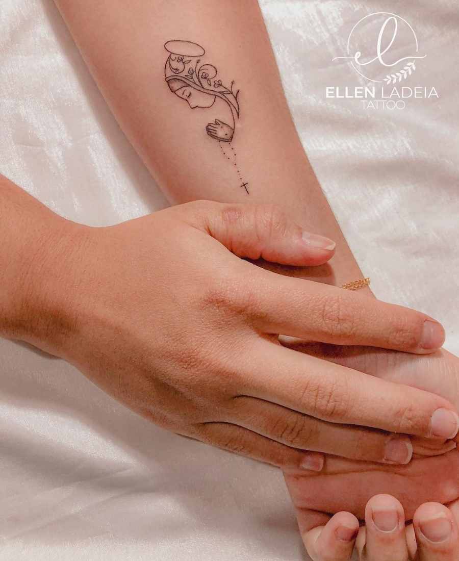 Pessoa com tatuagem de Maria.