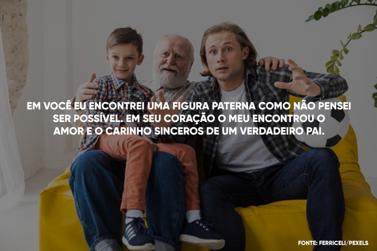 Foto de menino no colo do avô e ao lado do pai, sentados em sofá amarelo, e frase "Em você eu encontrei uma figura paterna como não pensei ser possível. Em seu coração o meu encontrou o amor e o carinho sinceros de um verdadeiro pai."