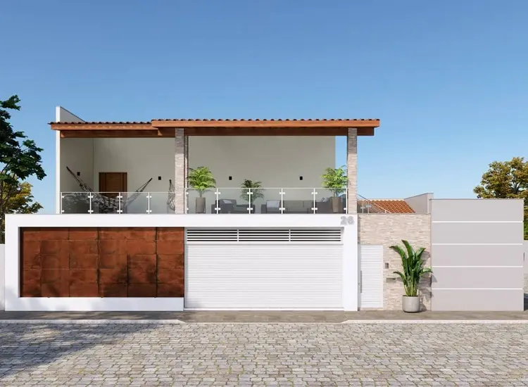Fachada de casa moderna com dois andares, telhado cerâmico e garagem com portão branco ao centro. Detalhes em madeira e revestimento de pedra, varanda com guarda-corpo de vidro, plantas decorativas e número "26". Calçada de pedra e céu azul.