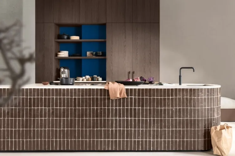 Cozinha com parede pintada de Azul Puro, cor do ano de 2026 da Coral