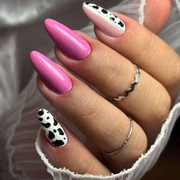 Unha preto, branco e rosa decorada com estampa de vaquinha