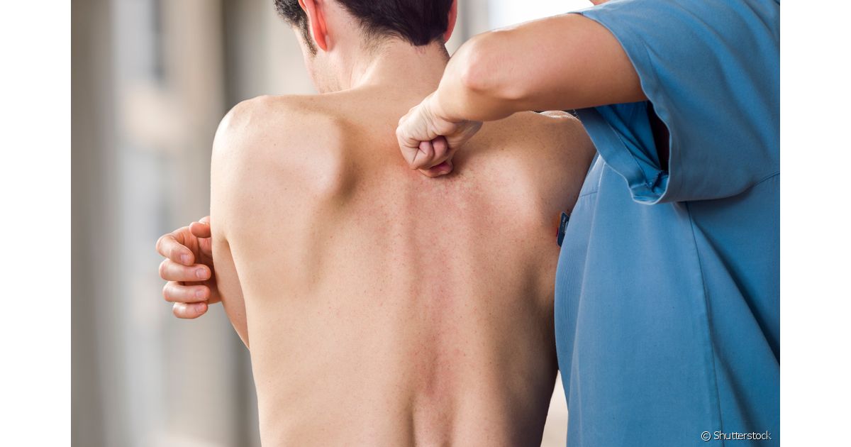 Profissional Quiroprata avaliando paciente