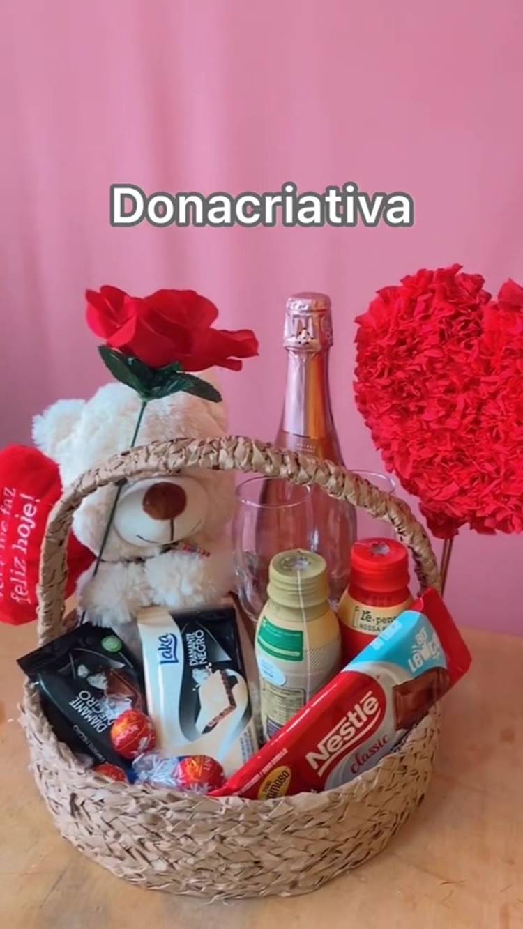 Cesta de papel para presentear no DIa dos Namorados, com champanhe, cafés, chocolates, corações e urso de pelúcia 