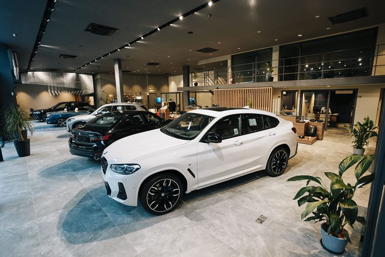 Concessionária de luxo Autostar em São Paulo, nova decoração e conceito. Carros BMW dispostos