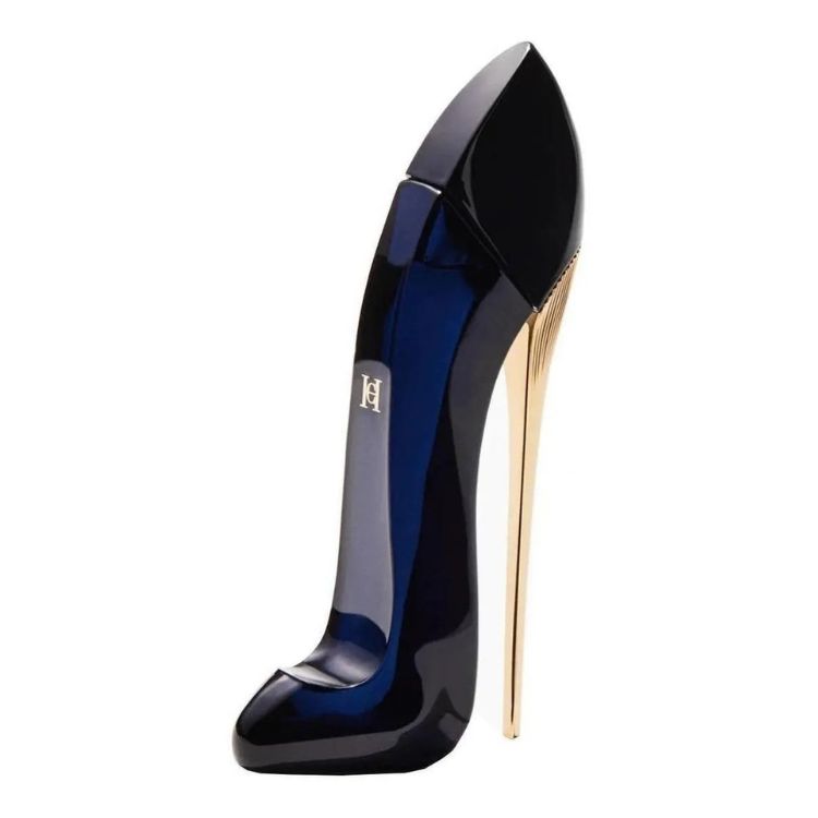 Um frasco de perfume "Good Girl" da Carolina Herrera, icônico por seu formato de salto agulha em azul escuro e dourado. A embalagem ousada e sofisticada representa a dualidade da mulher moderna.

