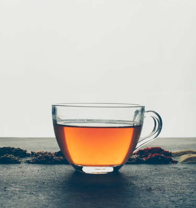 infusão em xícara de vidro