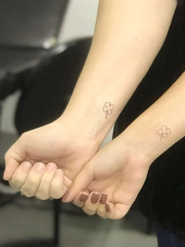 Opção de tatuagem de amigas