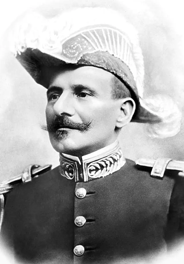 Hermes da Fonseca posando de perfil com um chapéu bicorne