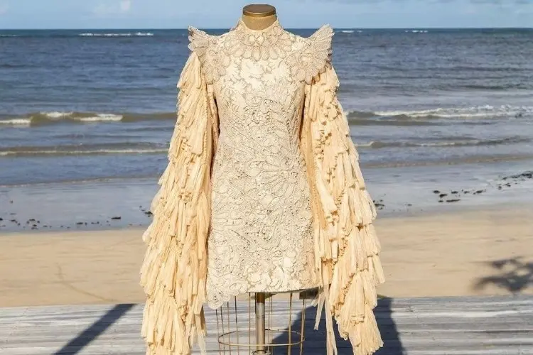 Vestido curto de algodão e renda que Martha Medeiros expõe durante a Art Basel Miami Beach