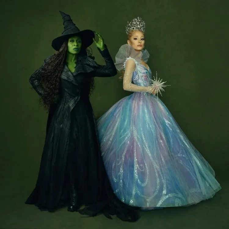 Foto de Elphaba e Glinda de Wicked, uma das tendências de fantasias para o Halloween 2025