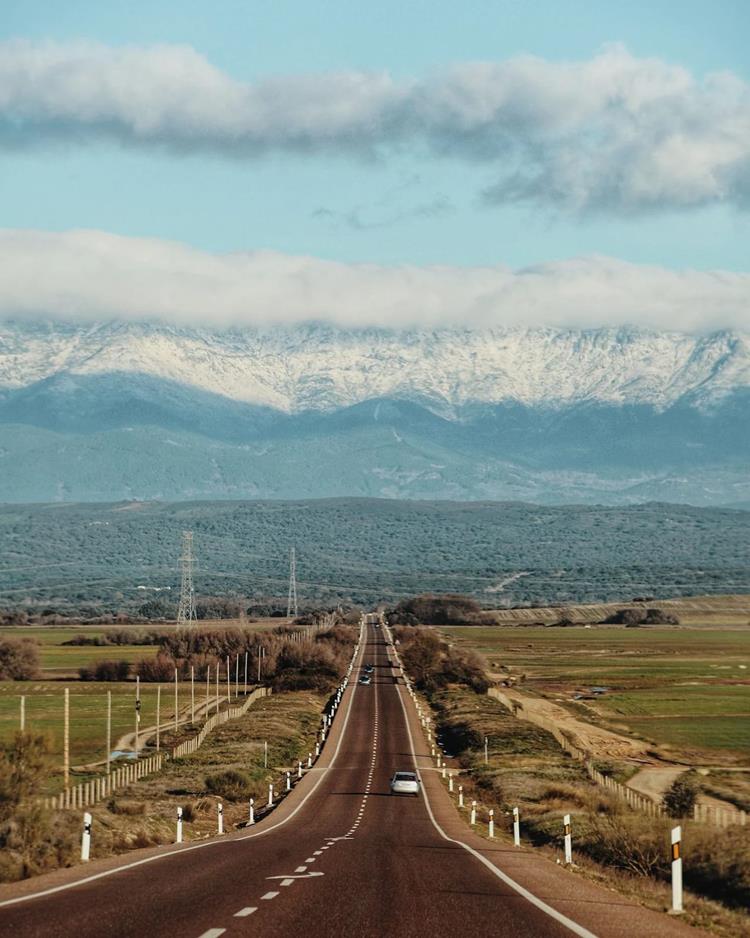 foto de estrada vazia, ao fundo montanhas