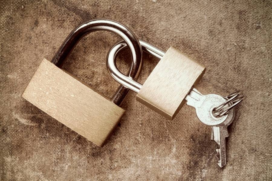 dois cadeados fechados com chave, simbolizando relação monogêmica
