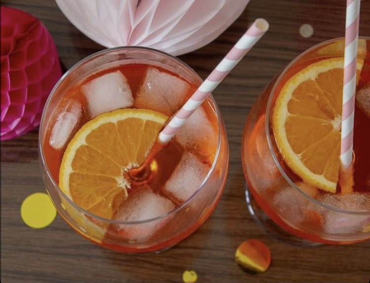 Duas taças do Drink Nirvana, que é feito a base de Gin, curry, manga, laranja e páprica Drink Nirvana