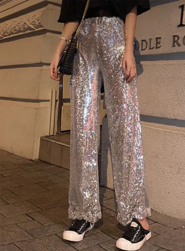 Calça brilhante e tênis