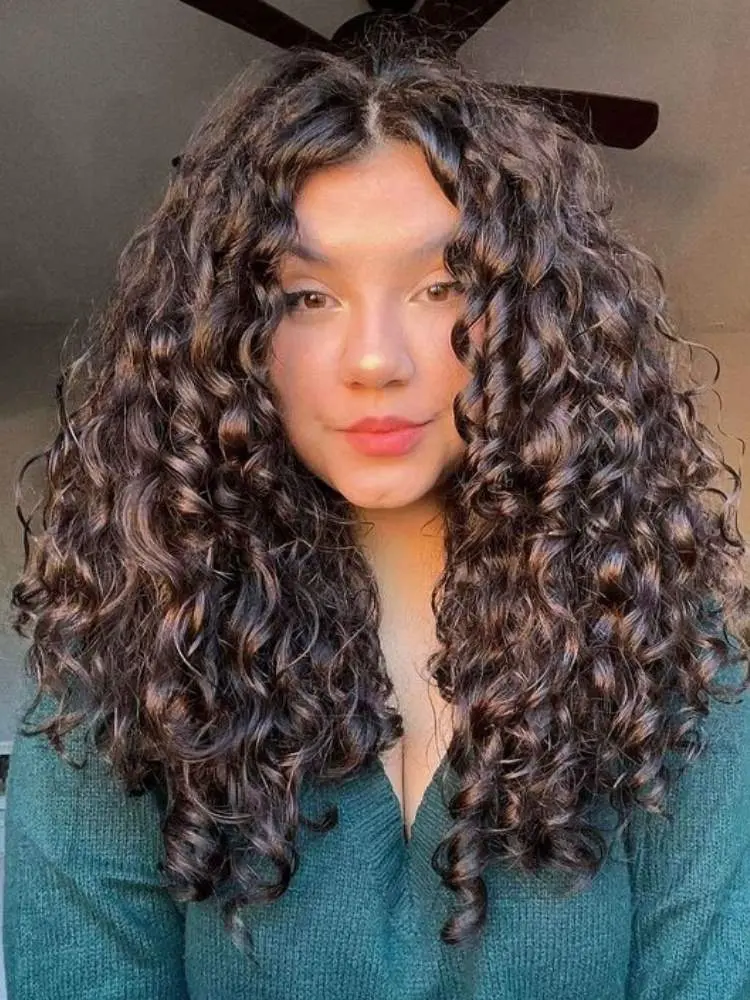 Foto mulher cacheada.
