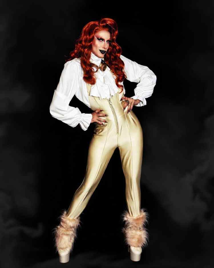 maquiagem drag queen escura em tons de preto e vermelho