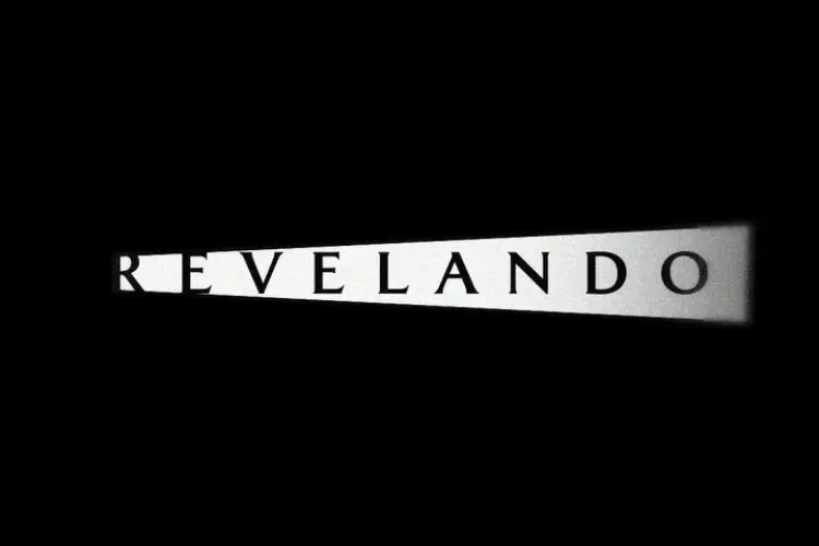 Logo do projeto Revelando Brasil em fundo preto