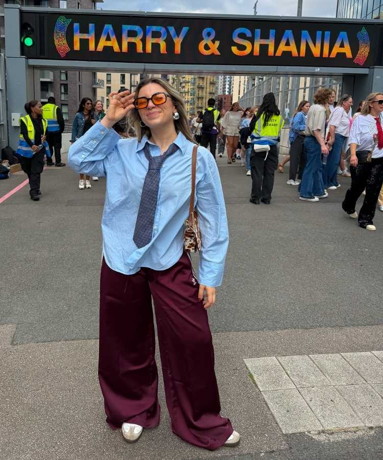 Look para o show do Harry Styles: camisa azul, gravata e calça pantalona vinho
