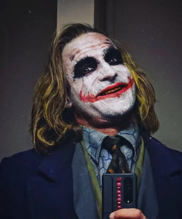 Ator Piotr Stramowski maquiado de Coringa para o Halloween