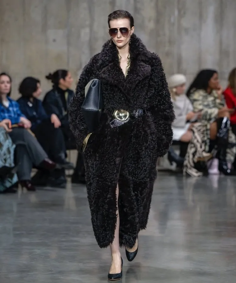 Foto de modelo usando look com casaco de pelos, uma das tendências da London Fashion Week Outono Inverno 2026