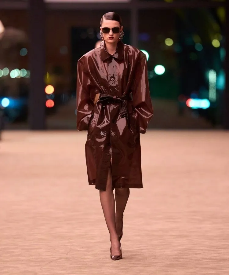 Foto de modelo na passarela usando casaco de vinil, uma das tendências da Semana de Moda de Paris Outono Inverno 2026