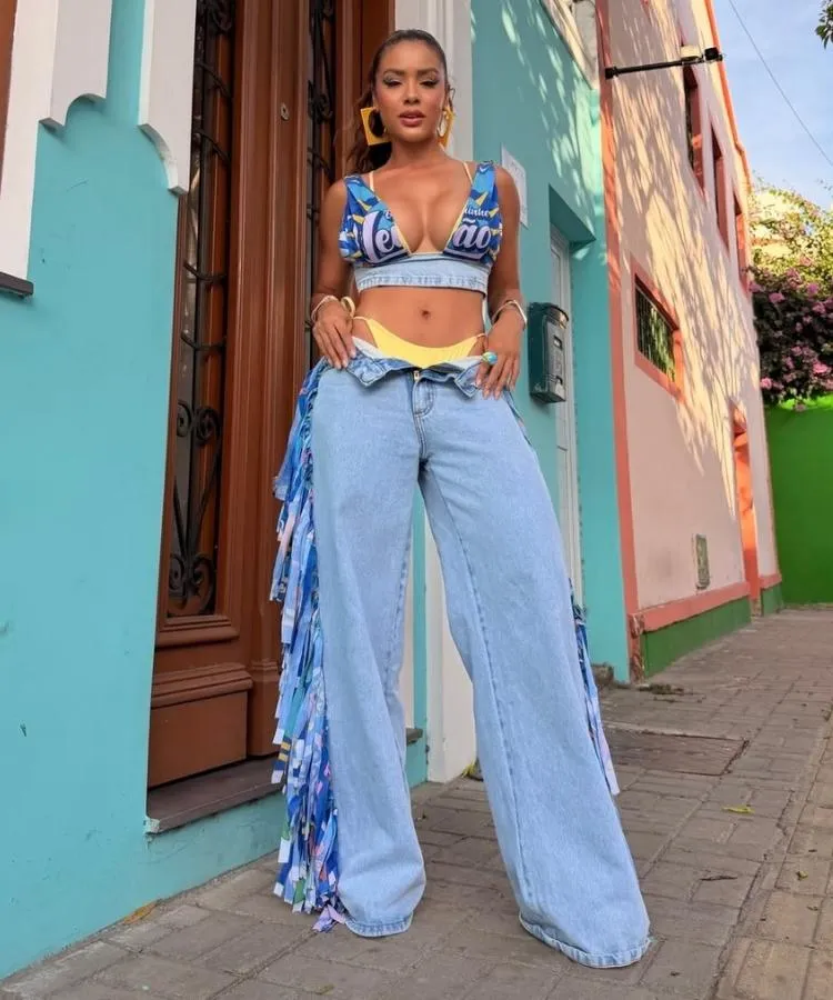 Mulher usando customização de abadá que virou top e franjas de uma calça jeans