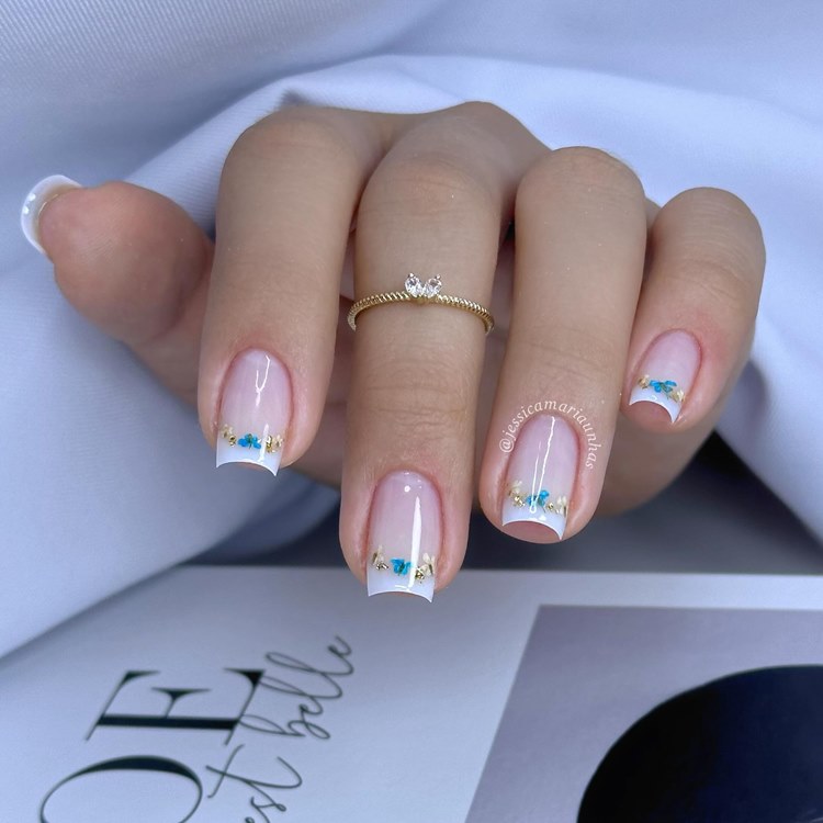 Unhas em gel brancas com flores azuis e folha de ouro (tamanho: grande. Formato: quadrado) 