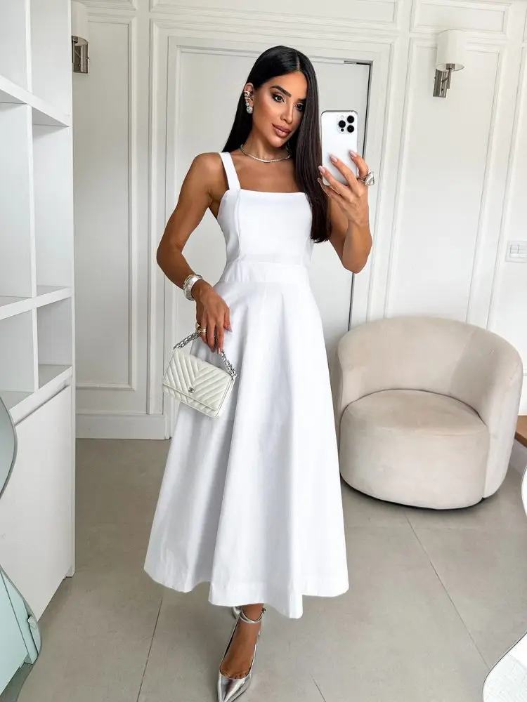 Mulher de pele clara usando vestido midi branco de alças largas 