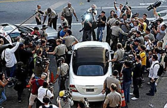 Carro de Britney cercado de paparazzi