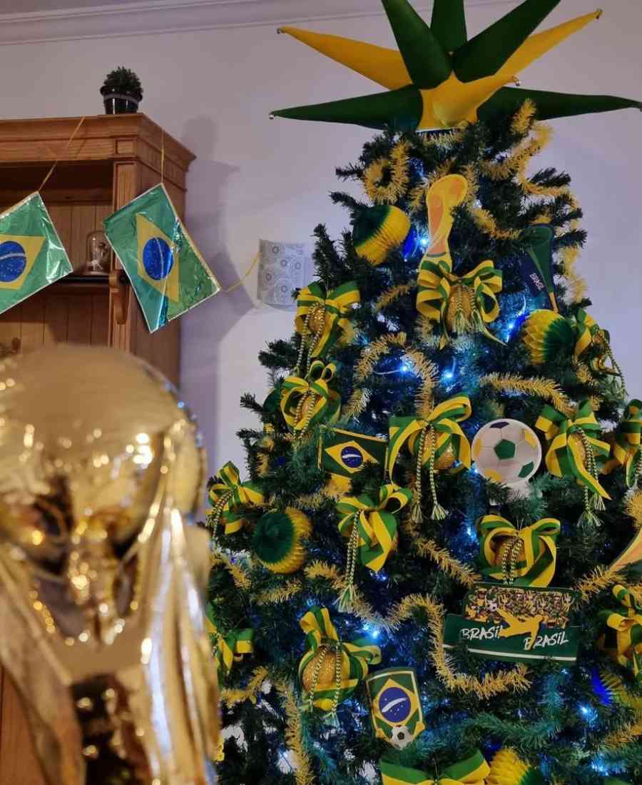 Imagem de árvore de Natal decorada com tema de Copa do Mundo.